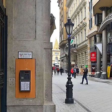 Walk Vaci 78 4*